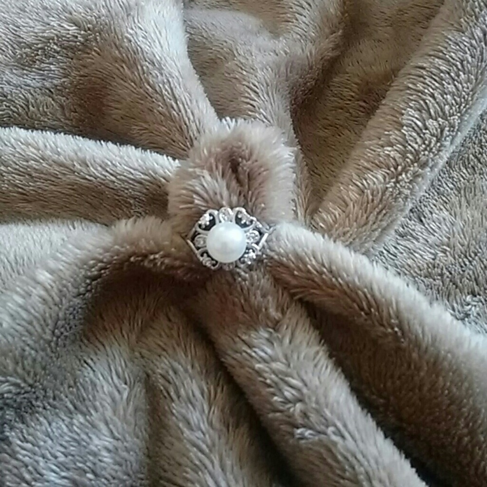 Adorable sterling silver plated pearl ring